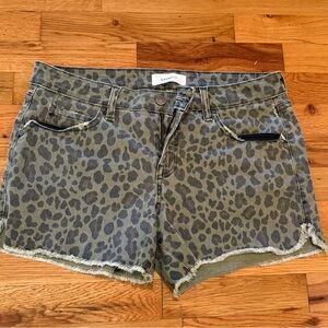 Level 99 Women's green Leopard Denim Raw Hem Shorts size 29 like new